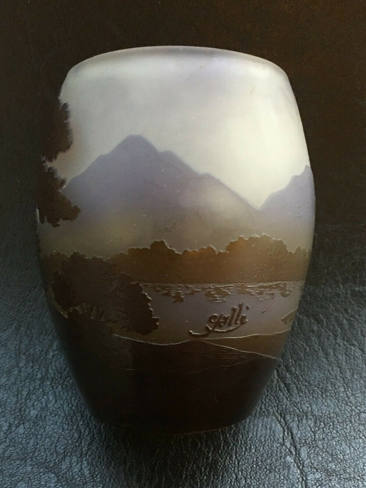 エミールガレ　山岳風景と小さな古屋が描かれた花瓶