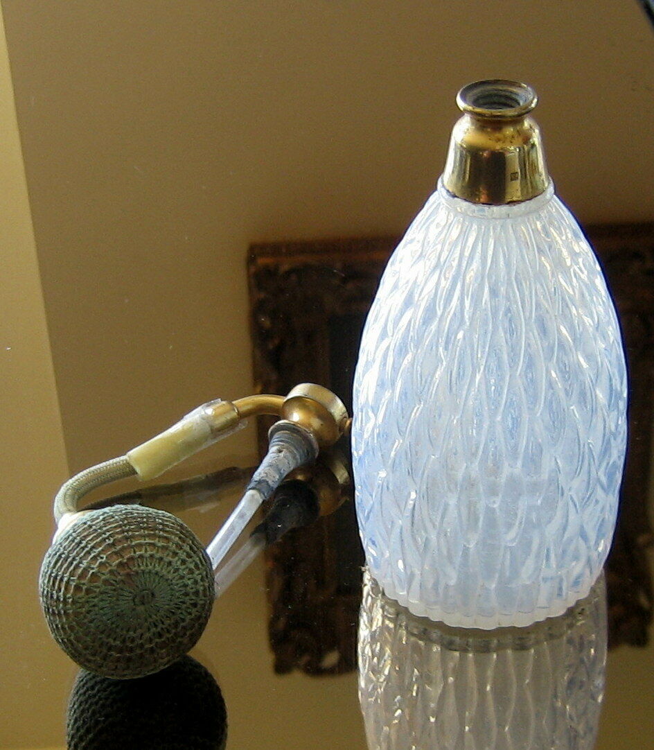 Rene Lalique 1925: "Graines" Atomizer for Unidentified Parfumeur. 4 1/2". RARE.