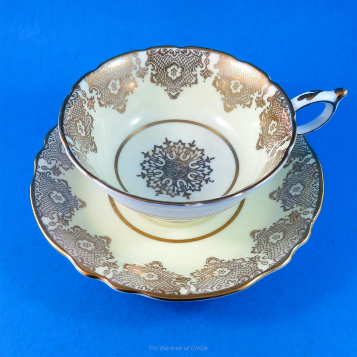 パラゴン　淡いイエローじにゴールドのスター模様のカップ&ソーサー