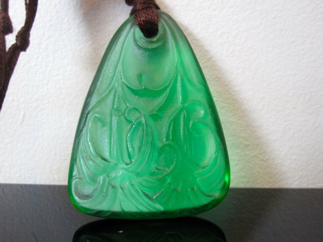 René Lalique : ancien pendentif vert émeraude signé R Lalique. Lys pendant.