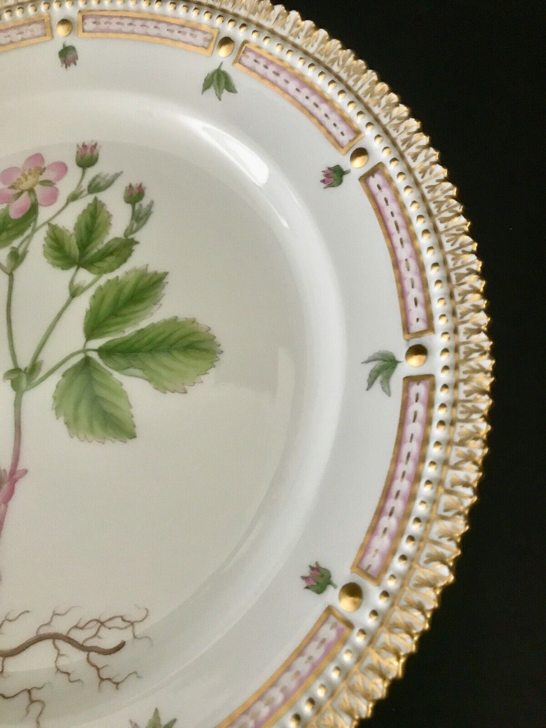 Royal Copenhagen FLORA DANICA Porcelain 8 7/8" Luncheon Plate #3550