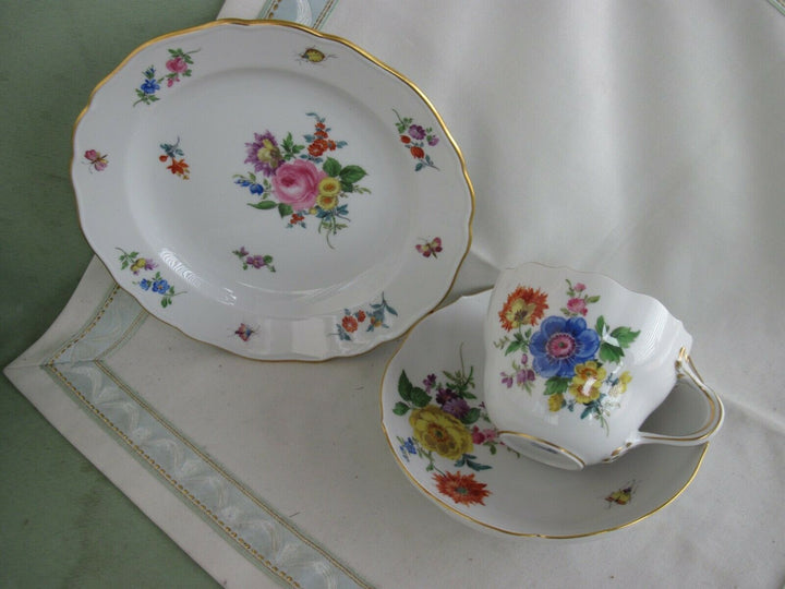 Schöne Meissen Kaffee-Sammeltasse mit vielen Blumen, Insekten-Malerei und Gold