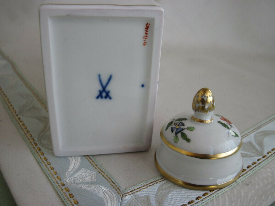 Schöne Meissen Teedose mit vielen Indischen Blumen und Chinoi-Malerei