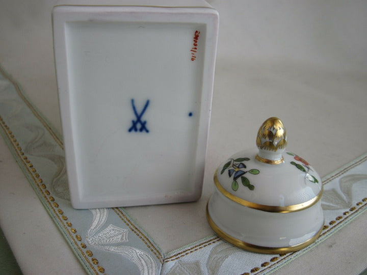 Schöne Meissen Teedose mit vielen Indischen Blumen und Chinoi-Malerei