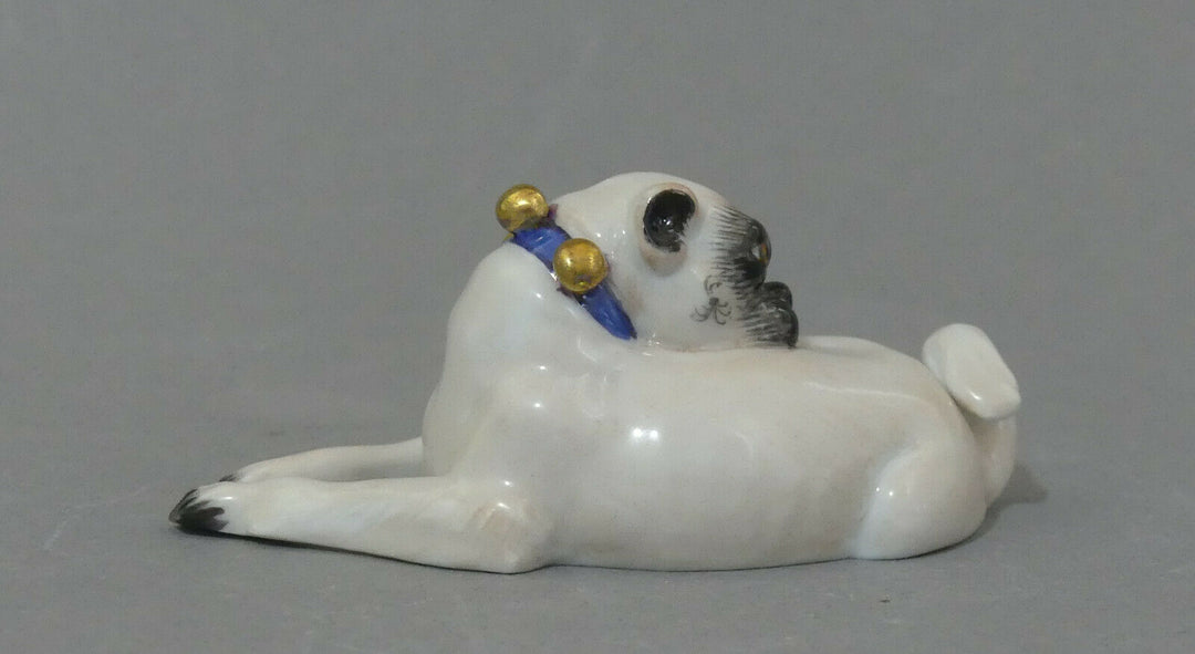 ⚔ Meissen Figur 78627 Mops mit Schellen liegend Kopf nach rechts 1.Wahl L.8,3cm