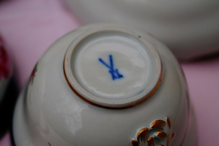 Meissen handpainted blue cobalt 2 tea cups and 2 saucers
