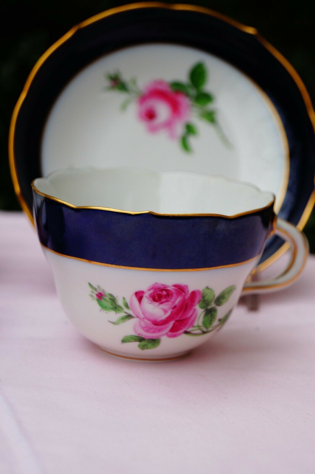 Meissen handpainted blue cobalt 2 tea cups and 2 saucers