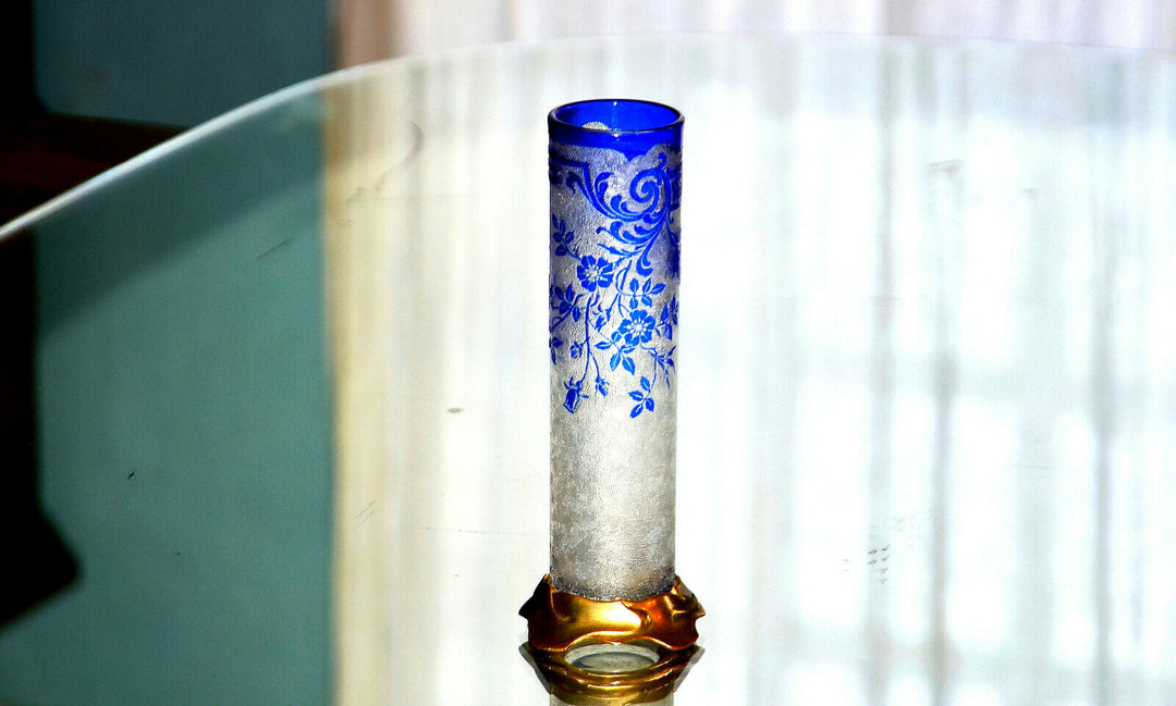 Baccarat, 1917. Vase tubulaire "Églantier" en cristal dégagé à l’acide et bronze