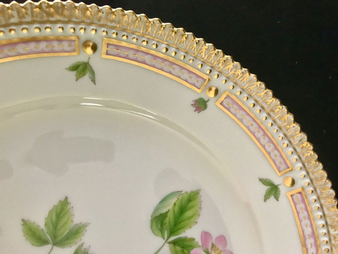Royal Copenhagen FLORA DANICA Porcelain 8 7/8" Luncheon Plate #3550
