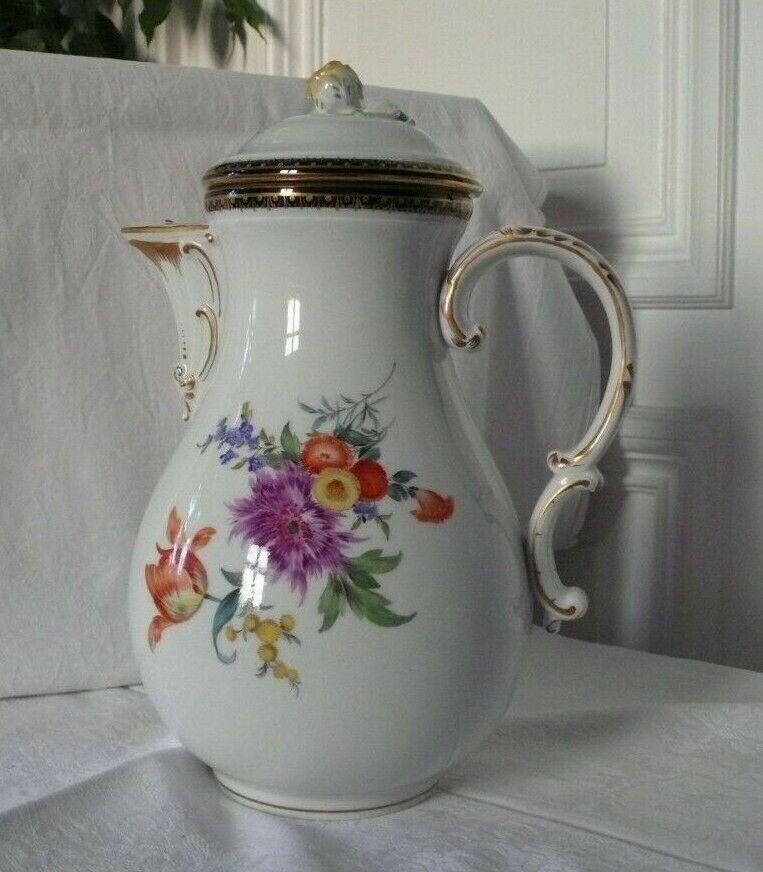 Große Kaffeekanne Meißen Schwertermarke Porzellan reiche Blumenmalerei , A-Kante