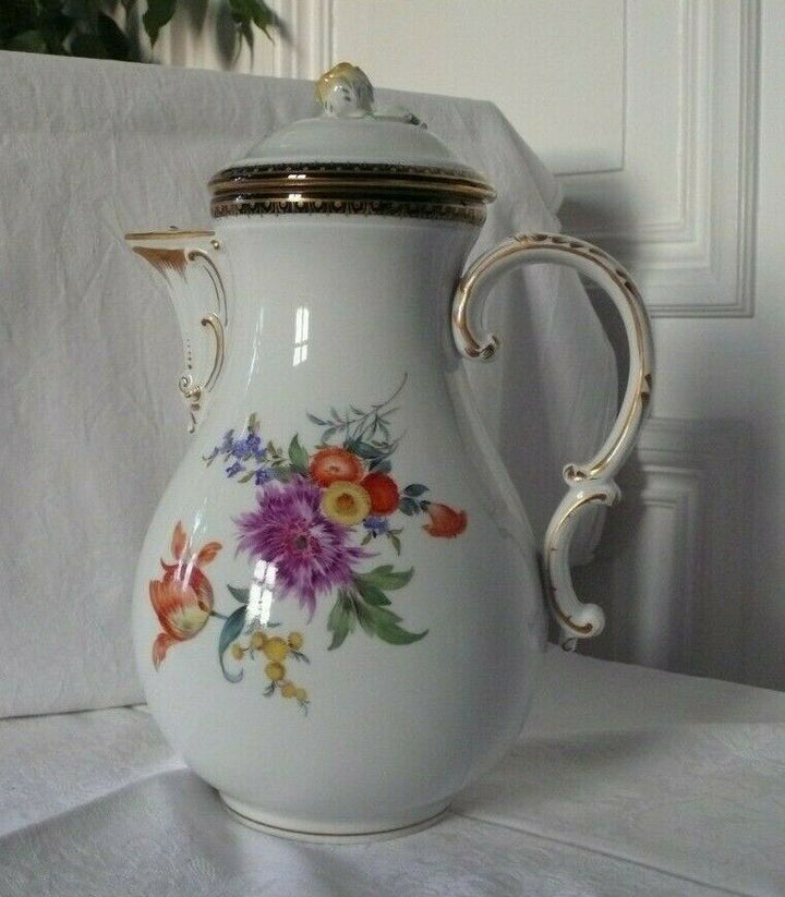 Große Kaffeekanne Meißen Schwertermarke Porzellan reiche Blumenmalerei , A-Kante