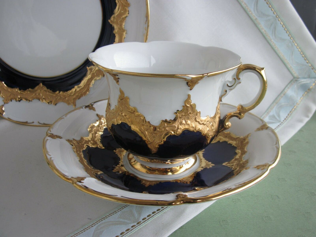 Schöne Meissen Kaffee-Sammeltasse in B-Form mit Kobalt und Gold