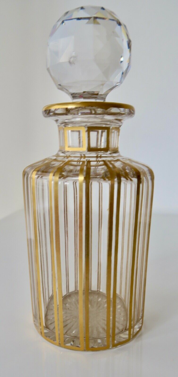 Ancien flacon de toilette en cristal de Baccarat cannelures or Hauteur env 19 cm
