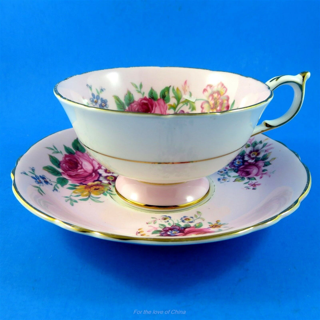 パラゴン　ライトピンク地に煌びやかな薔薇のブーケ　カップ&ソーサー