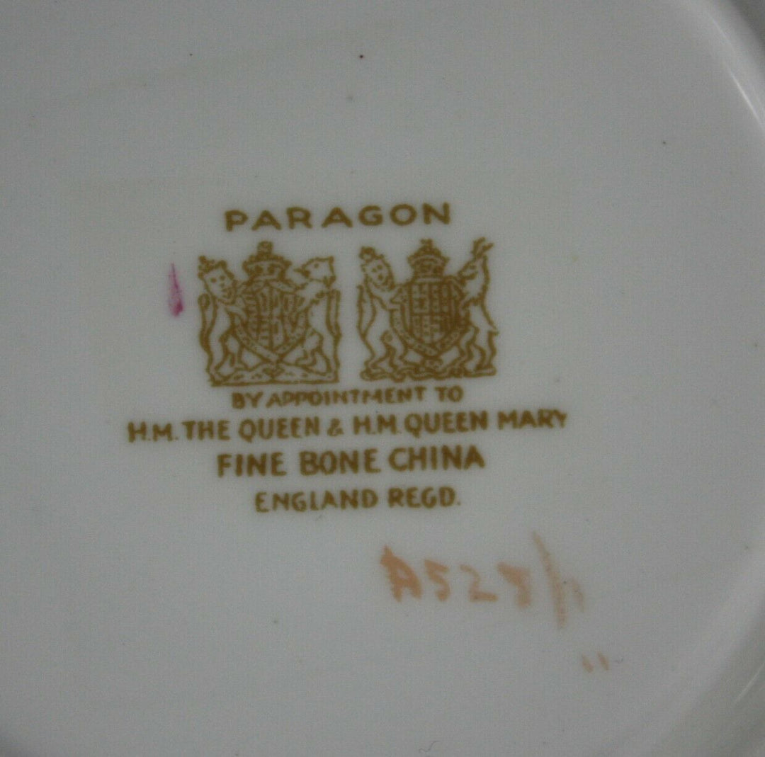 パラゴン　ピンクローズと金彩のロココ文様のレッドカップ＆ソーサー