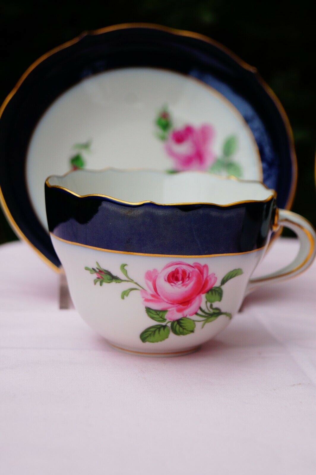 Meissen handpainted blue cobalt 2 tea cups and 2 saucers