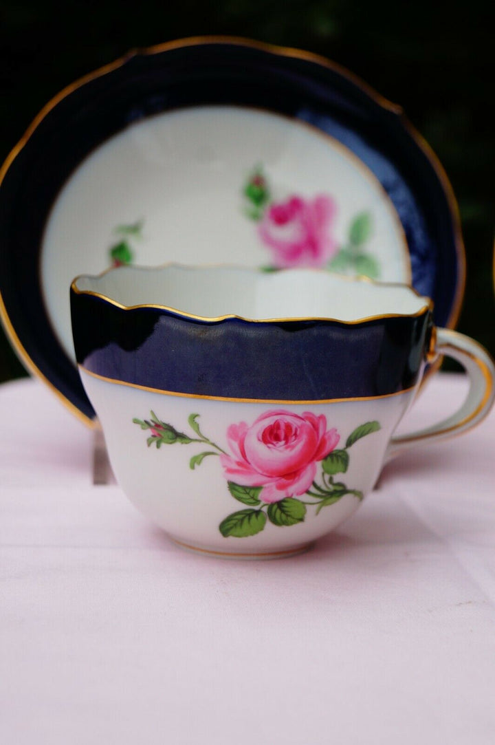 Meissen handpainted blue cobalt 2 tea cups and 2 saucers