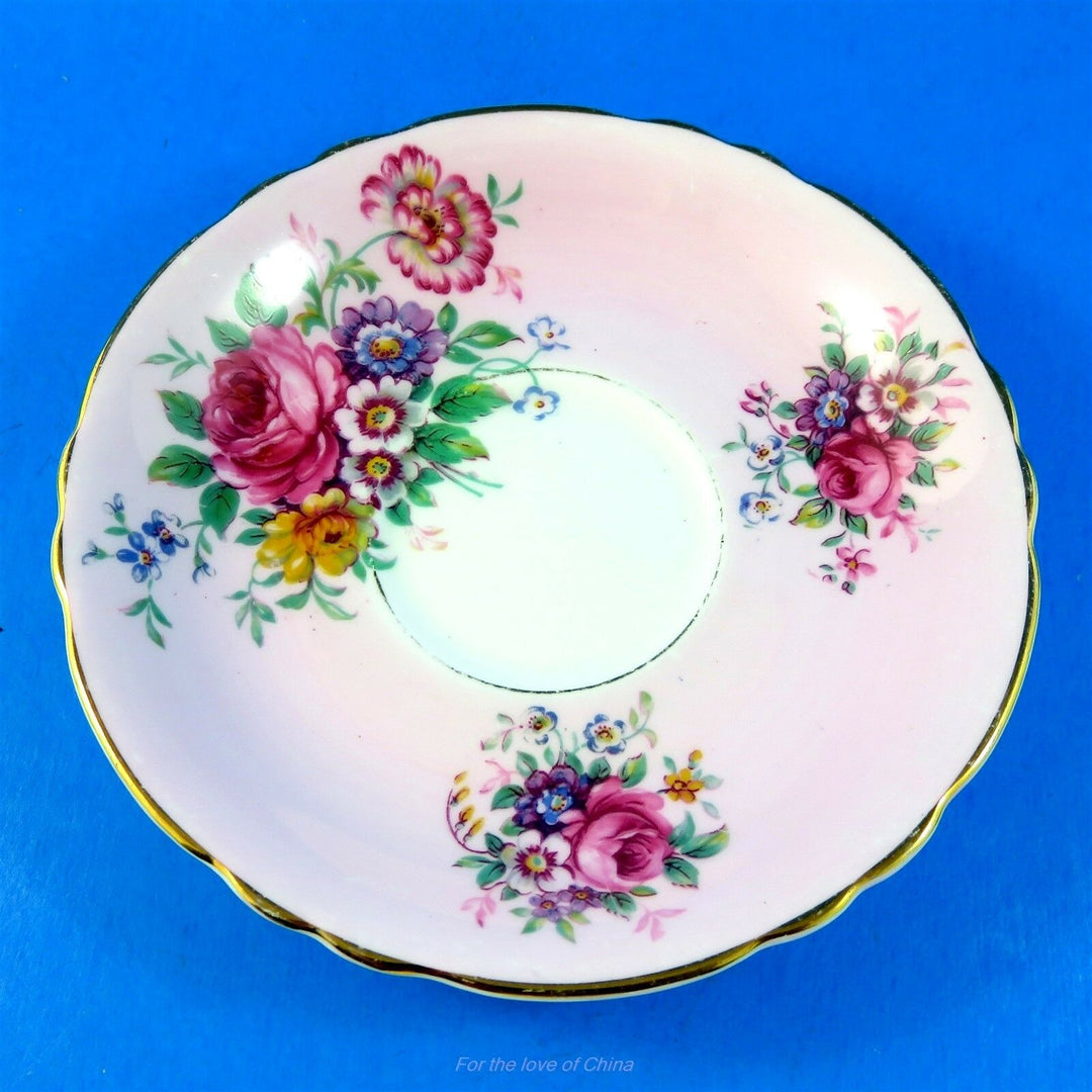 パラゴン　ライトピンク地に煌びやかな薔薇のブーケ　カップ&ソーサー