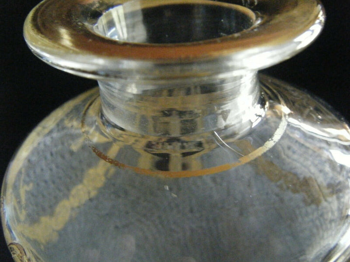 Ancien grand flacon de toilette en cristal Baccarat ou Saint Louis décor doré