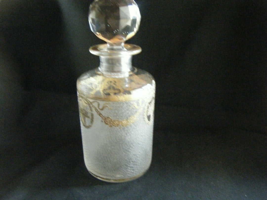 Ancien grand flacon de toilette en cristal Baccarat ou Saint Louis décor doré