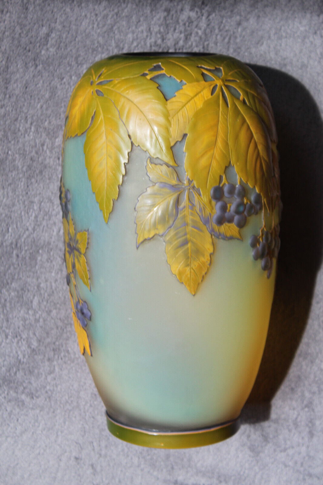 エミールガレ スフレの技法を使った野葡萄の花瓶 – アンティーク