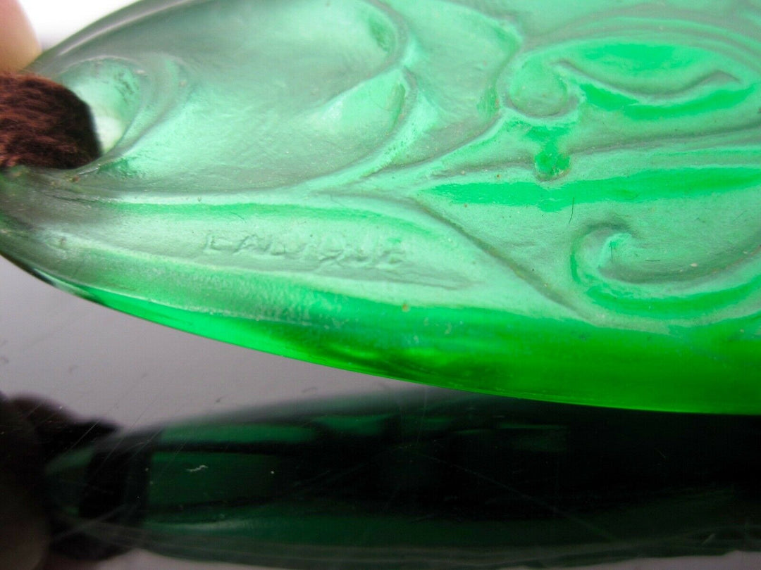 René Lalique : ancien pendentif vert émeraude signé R Lalique. Lys pendant.