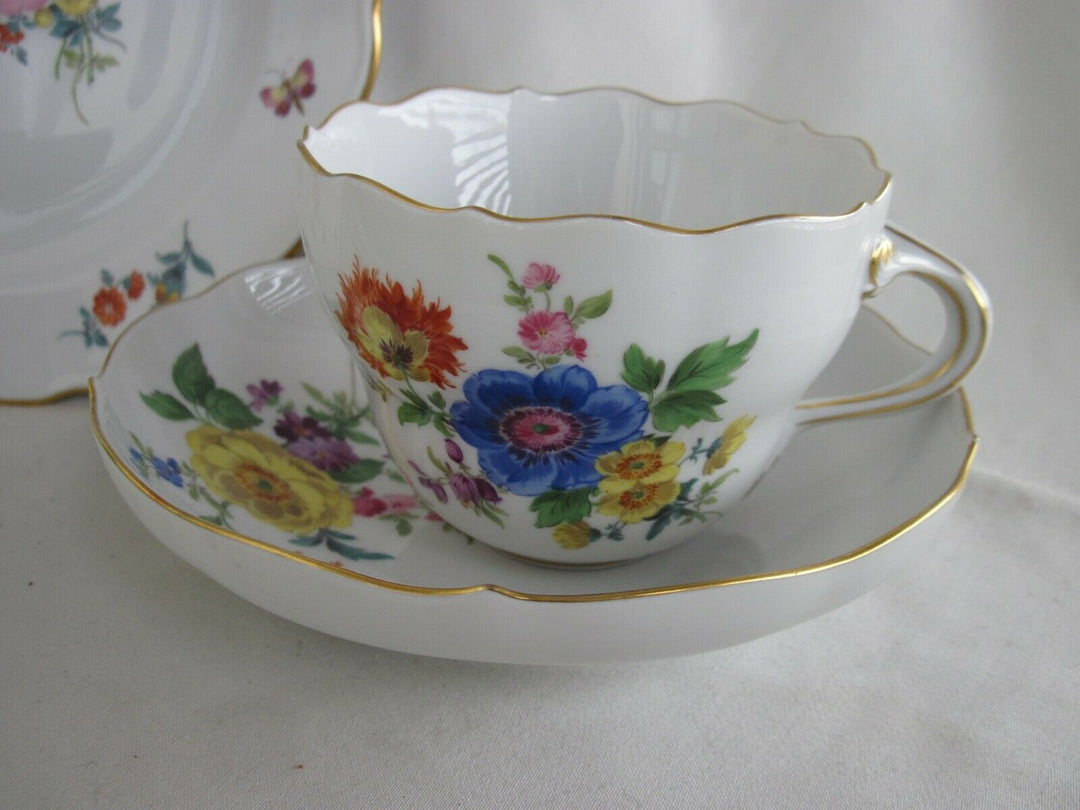 Schöne Meissen Kaffee-Sammeltasse mit vielen Blumen, Insekten-Malerei und Gold