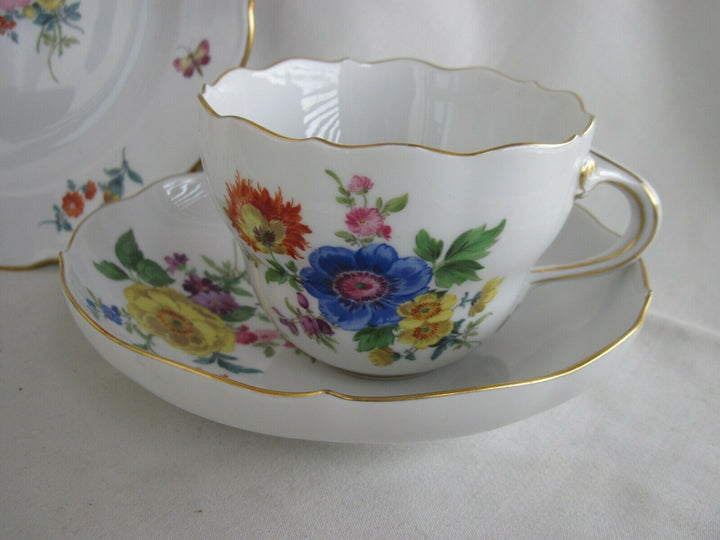 Schöne Meissen Kaffee-Sammeltasse mit vielen Blumen, Insekten-Malerei und Gold