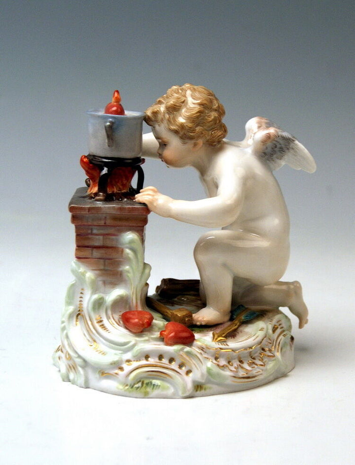 MEISSEN FIGUR PUTTO AMOR HERZEN KOCHEND CHERUB COOKING HEARTS A.RINGLER UM 1895