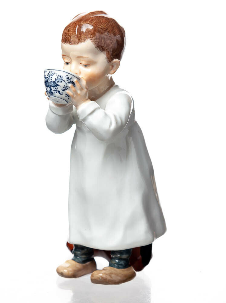 マイセン　フィギュリン　カップを持つ男の子　ヘンチェル