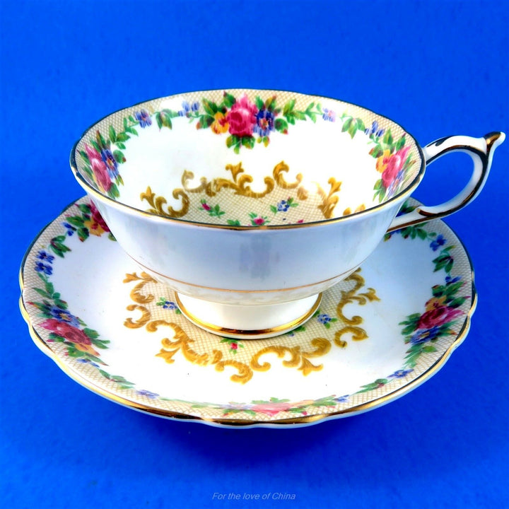 パラゴン　美しい刺繍模様のメヌエットカップ&ソーサー