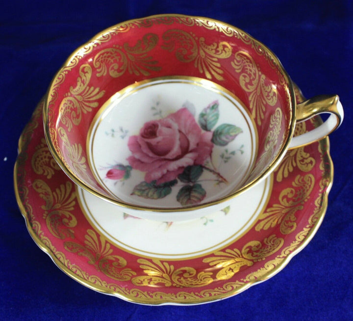 パラゴン　ピンクローズと金彩のロココ文様のレッドカップ＆ソーサー