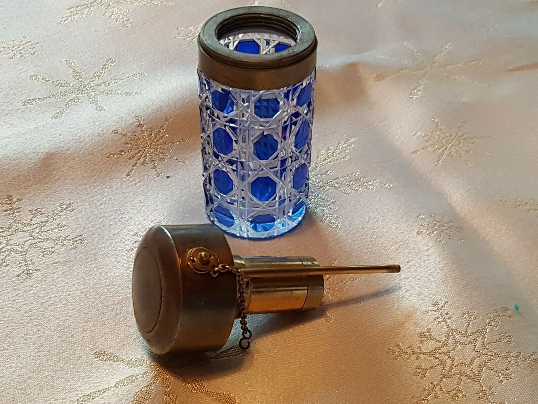 Baccarat flacon vaporisateur en verre bleu "signé AGNEL Paris"