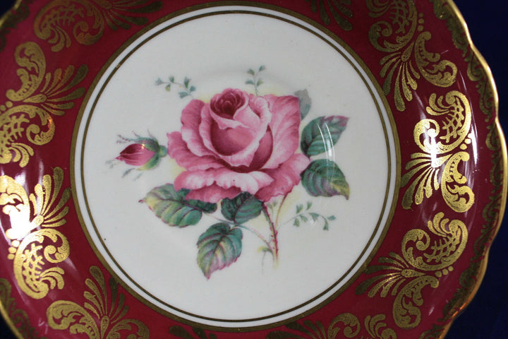 パラゴン　ピンクローズと金彩のロココ文様のレッドカップ＆ソーサー