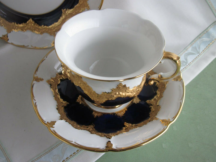 Schöne Meissen Kaffee-Sammeltasse in B-Form mit Kobalt und Gold