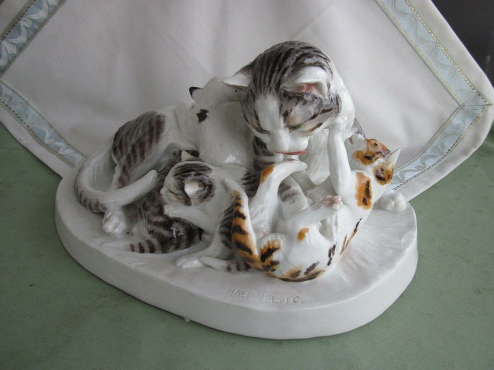 Schöne große Meissen Figur Schlafende Katzen-Gruppe, HAEHNEL FC