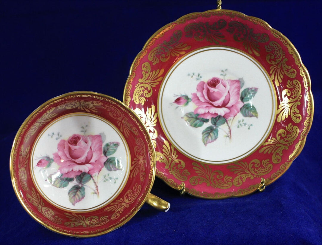 パラゴン　ピンクローズと金彩のロココ文様のレッドカップ＆ソーサー