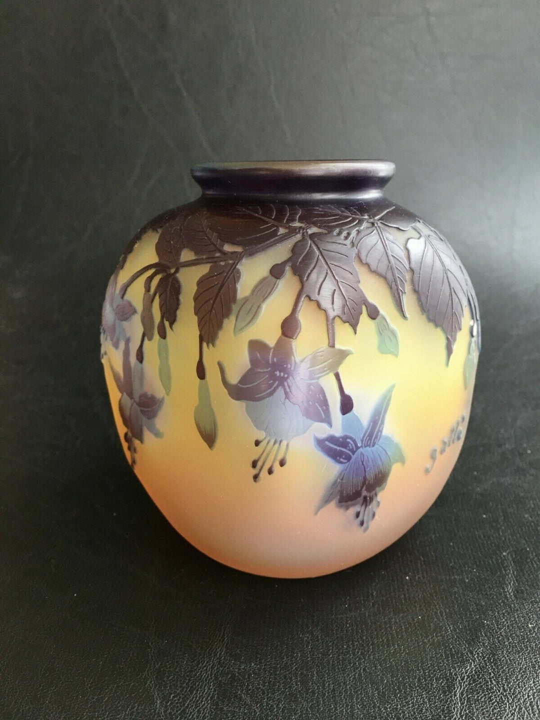 エミールガレ　フクシアの花が描かれたスクエア型の花瓶