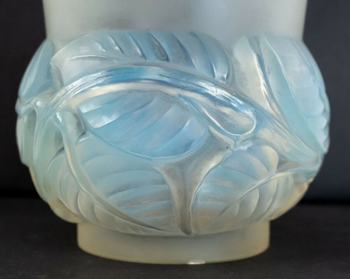 René Lalique (1860-1945) - Opalescent Glass Vase Lilac Model