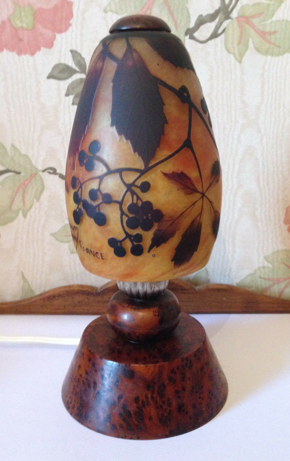 Daum Nancy : lampe en verre multicouches à décor floral / pied en bois précieux