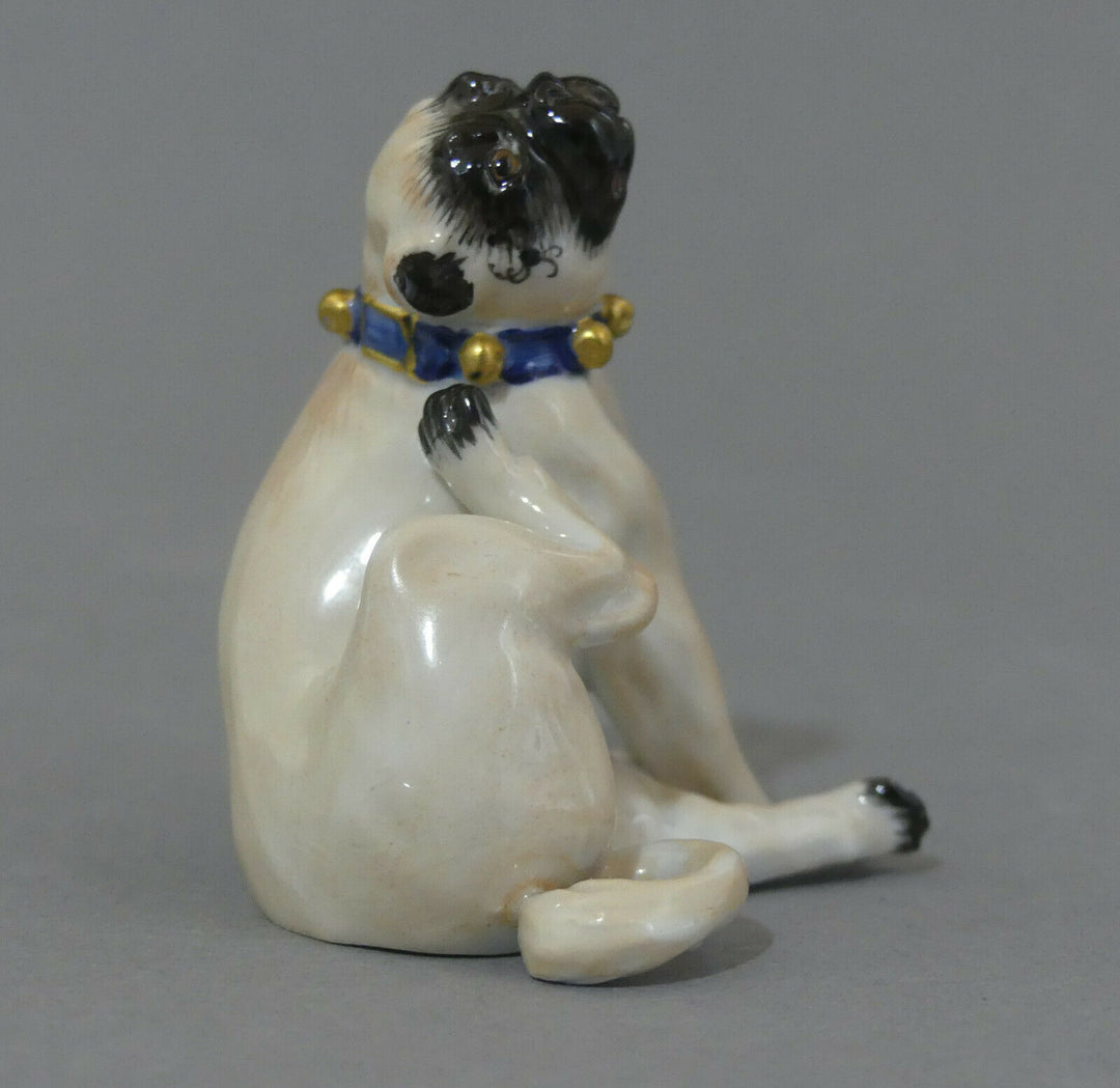 ⚔ Meissen Figur 78773 Mops mit Schellen sitzend sich kraulend 1.Wahl H.6,4cm