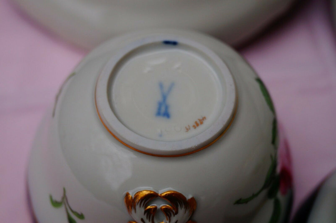 Meissen handpainted blue cobalt 2 tea cups and 2 saucers