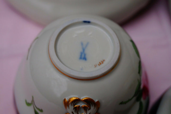 Meissen handpainted blue cobalt 2 tea cups and 2 saucers