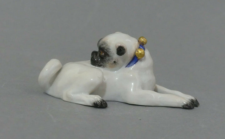 ⚔ Meissen Figur 78627 Mops mit Schellen liegend Kopf nach rechts 1.Wahl L.8,3cm