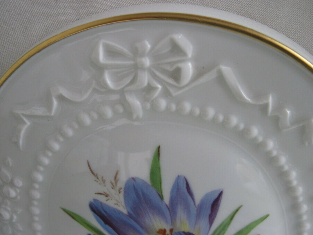 Schöne große Meissen Bildplatte mit vielen Blumen und Gold