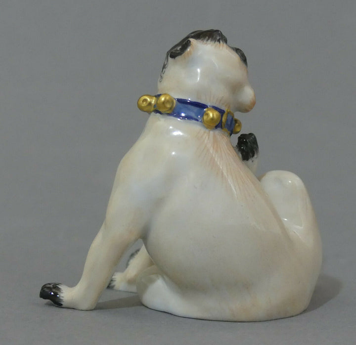⚔ Meissen Figur 78773 Mops mit Schellen sitzend sich kraulend 1.Wahl H.6,4cm