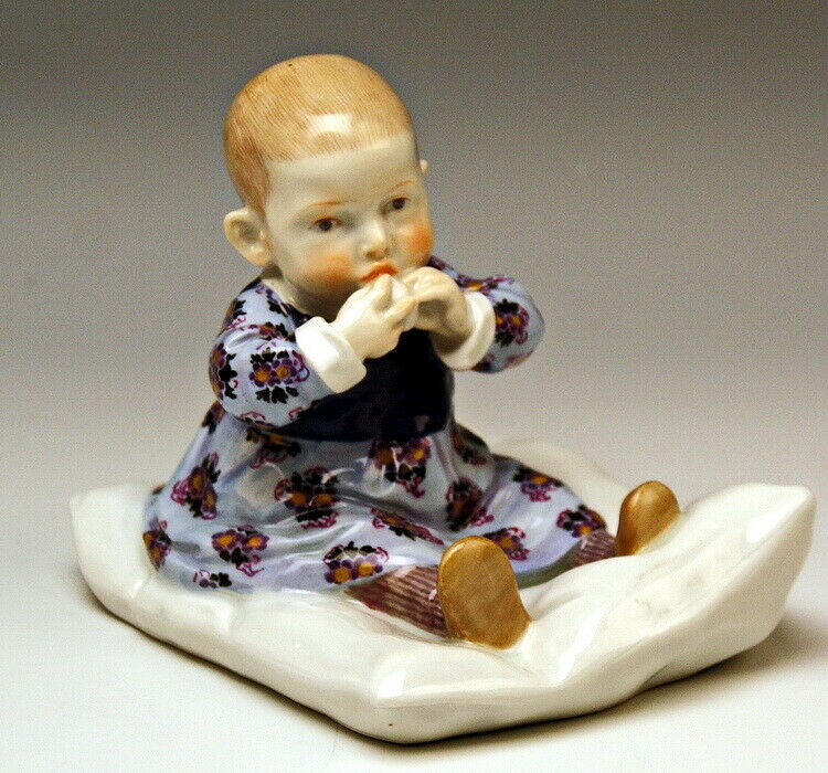 マイセン人形（フィギュリン）クッションに座る子供
