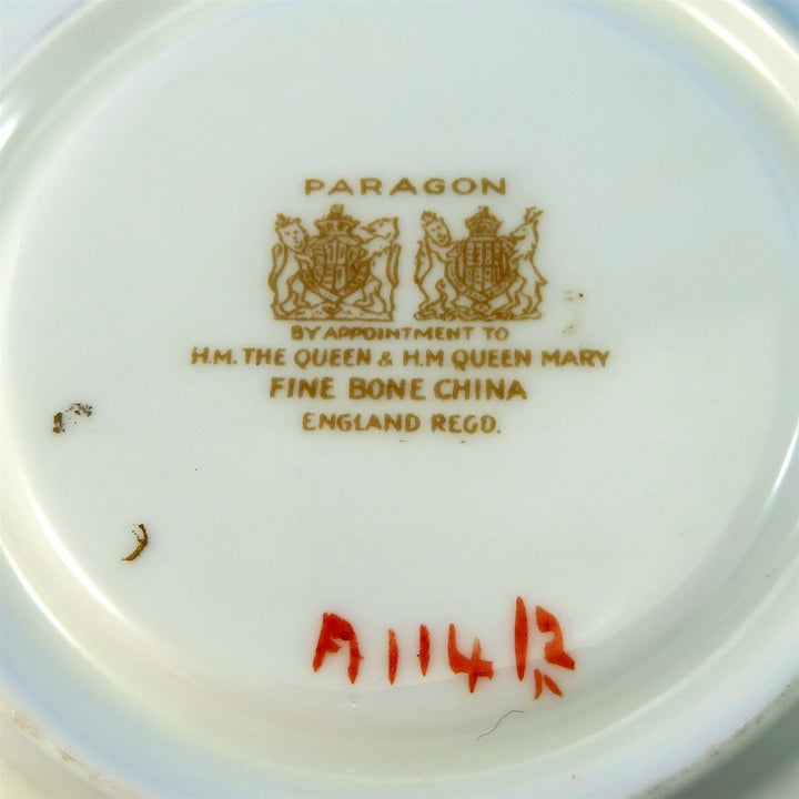 パラゴン　鮮やかなイエローエクステリアにベージュ地とゴールドのカップ&ソーサー