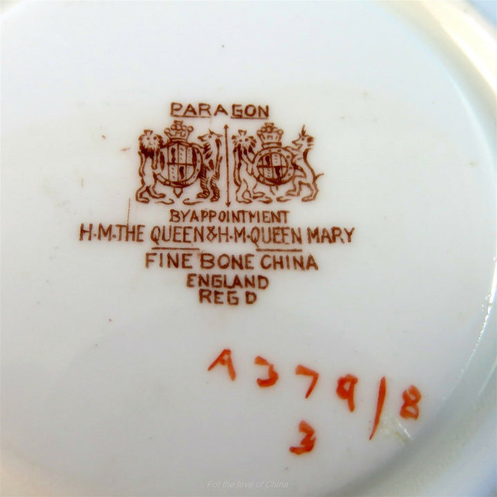 パラゴン　淡いグリーンに可愛いゴールドの模様とお花のカップ&ソーサー