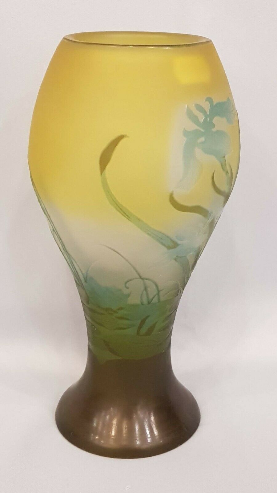 エミールガレ　湖水風景とアイリスの花の花瓶